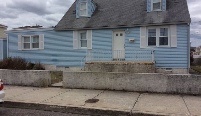 Beach Block -5 Bedroom/3 Bath single family house- pet considered