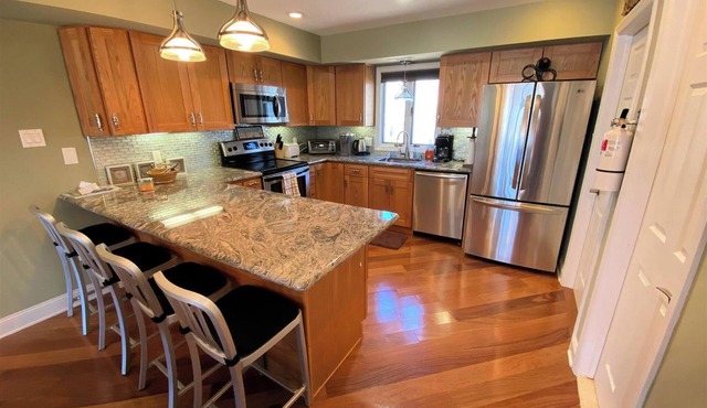 Beach Block condo, 2 bed, 2.5 bath short or long-term rental this offseason.
