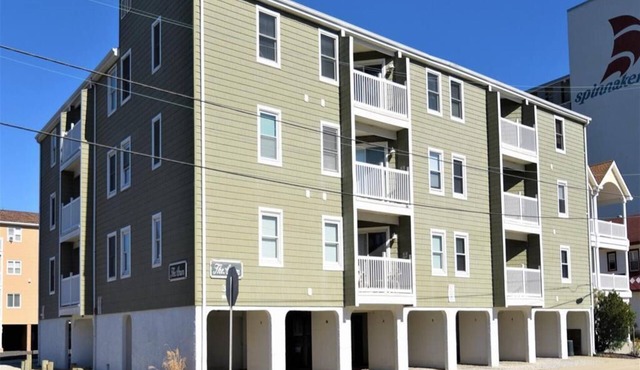 Beach Block Condo- Within walking distance to downtown, beach and promanade!