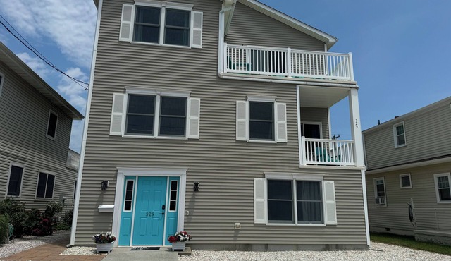 Beach Block & Fully Stocked! Steps to sand, 3 parking spots, great for families!