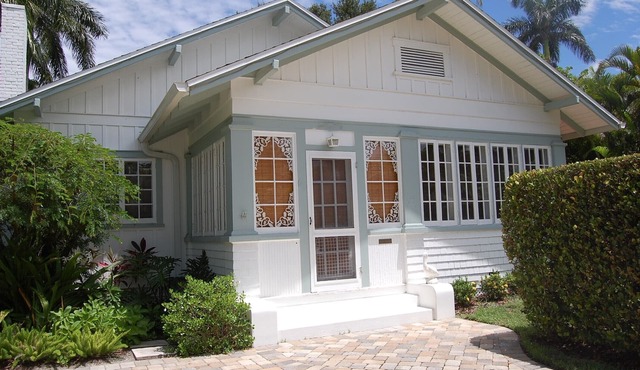 Beach block near Pier shops and restaurants, Historic cottage 3 bedrooms 2 1/2 B