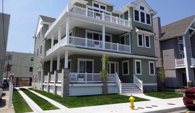 BEACH BLOCK ONLY STEPS TO BOARDWALK. 5 BR/3 BATH. Private Elevator