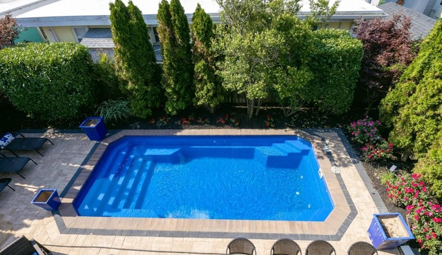 "Beach Block! Pool, Roof Deck, 7BR/6BA, Sleeps 16