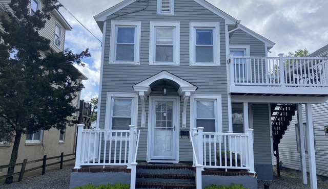 Beach Block, Renovated 2 bdrm, sleep 6, 1st flr unit Yard/Parking 4 beach badges