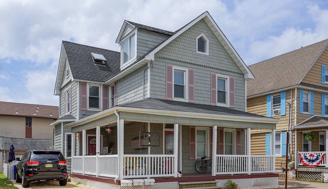 BEACH BLOCK, TWO BEDROOM/YARD, HISTORIC OASIS!