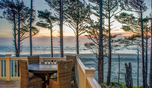 Beach Bluff: Oceanfront, Hot Tub, Dog Friendly!