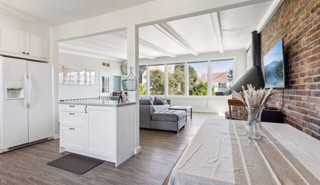 Beach Break Getaway - 3/2, 1 block from beach, pet friendly