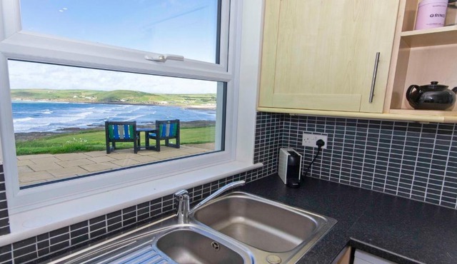 Beach Breeze Annex Croyde, with sea views