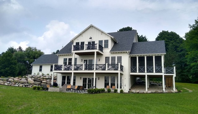 BEACH BREEZE-LAKEFRONT HOME-170' Beach-Porch-Deck-Firepit-Ensuite-Hot Tub Coming