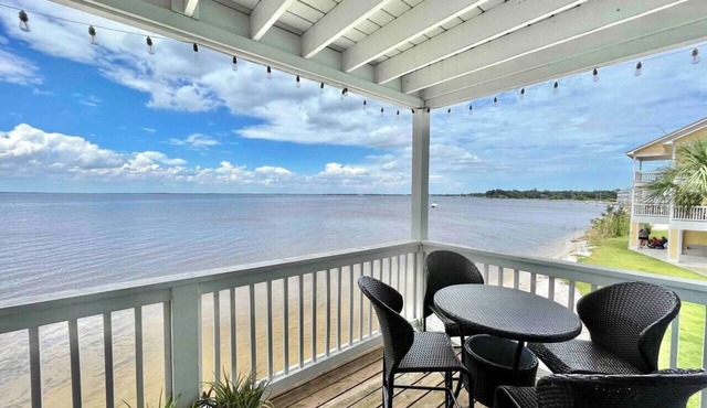 Beach Breeze: Lovely Waterfront Home with 2 Kayaks