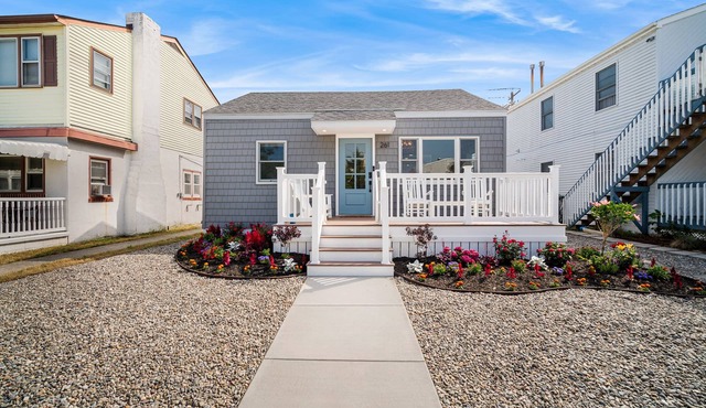 Beach Bungalow - 1.5 Blocks to Beach!