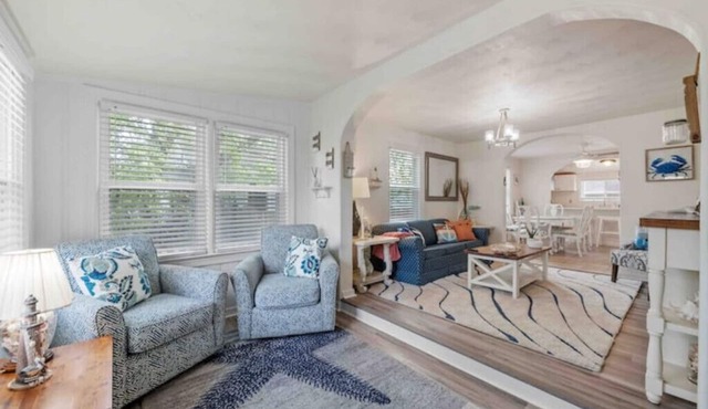 Beach Bungalow - 1 Block to Beach - Pets Welcome