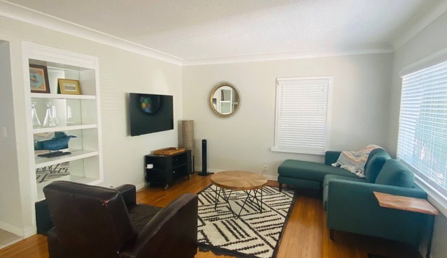 Beach bungalow-5 min to beach, shops, restaurants!