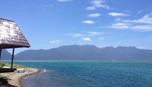 Beach & Bungalow by lake Maninjau