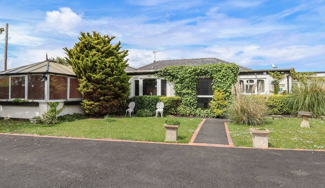 BEACH BUNGALOW, family friendly, country holiday cottage in Rhyl