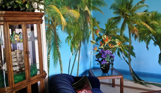 Beach Bungalow, garage, fenced in front yard, pet door and Wi-Fi