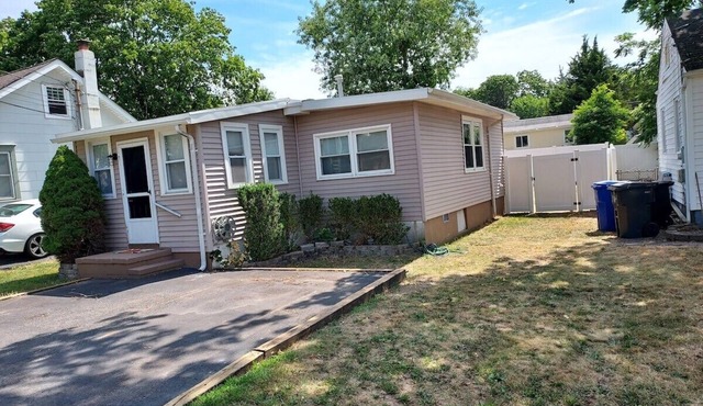 Beach Bungalow in peaceful Toms River with AC, WiFi, beach badges.