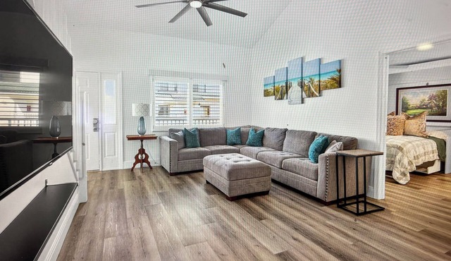 Beach Bungalow Jupiter Carlin Park across street from beach Htd Pool/Pickle Ball