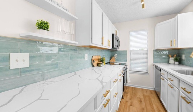 Beach Bungalow. Near beach, shopping & dining, & Naval Station Mayport!