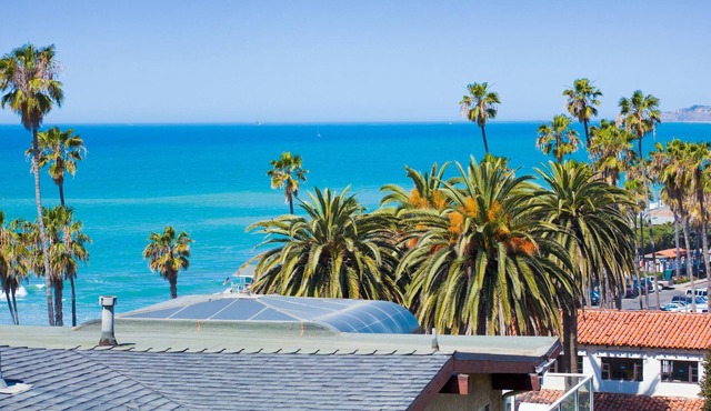 Beach bungalow near beach & San Clemente Pier with private balcony & ocean views
