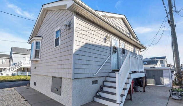 Beach bungalow that can sleep up to 6! 4 minute walk to the beach!