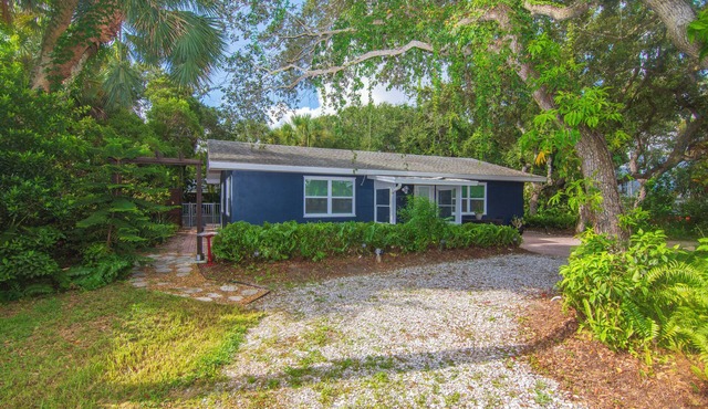 Beach Bungalow w/Private Beach Access 1 BD, 2 BA, Dogs Welcome, Quiet