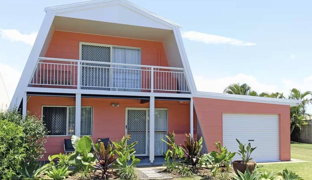 Beach Bungalow | Walk to Bargara Beach | Pet-Friendly + Fast Wi-Fi