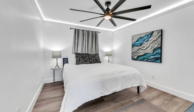 Beach Bungalow with 3 pools! Heart of Destin 10 min walk to the beach