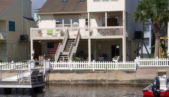 Beach? Canal? No need to choose - You can have it all!