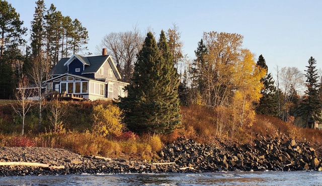 BEACH CLIFF BEAUTY - Fantastic views on Lake Superior and Silver Creek
