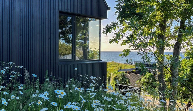 Beach-close summer house with panoramic view