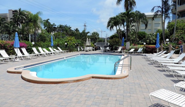 Beach Club 412: 1 Bedroom Condo w/private beach access