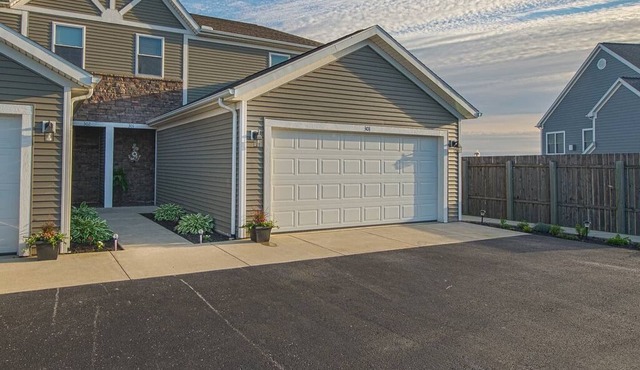 Beach Club Escape - Unit 301: 3 bed/2 bath Lakeside Condo w/HOT TUB!