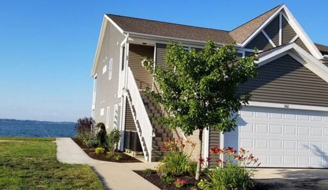 Beach Club Escape - Unit 304: 3 bed/2 bath Lakeside Condo!