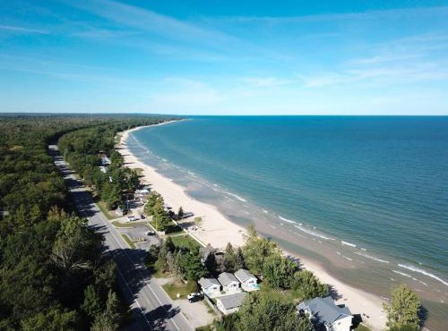 Beach Club of Oscoda Garden Cottage on the Lake