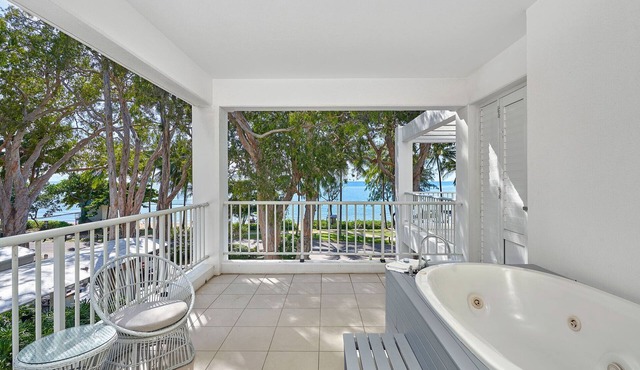 Beach Club Top Floor Oceanfront Studio Palm Cove