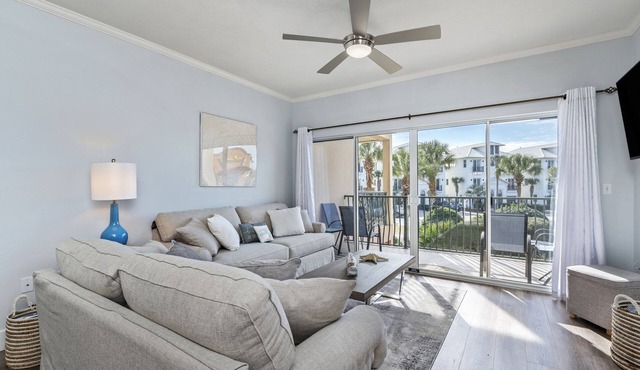 Beach Condo, 4 min walk to deeded beach, Beach service provided, Great Location!