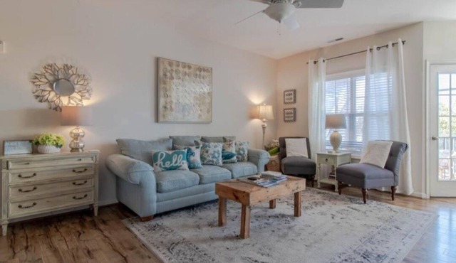 Beach condo- top floor, dog friendly, pool. 2 bed, 2 bath, pull out couch.