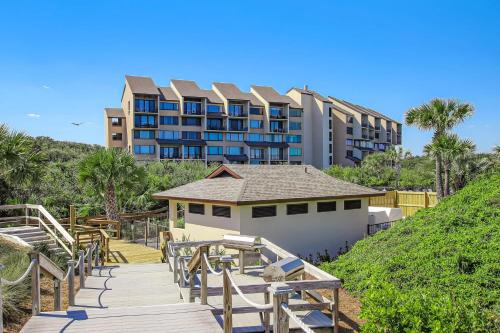 Beach condo with balcony, W/D, AC, outdoor pool & fast WiFi