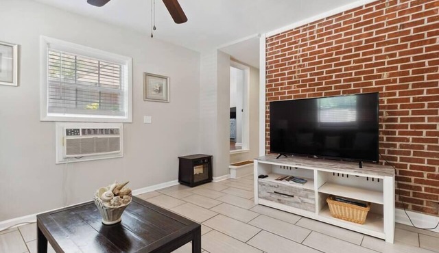 Beach Cottage -optional BIKES - Walk 2 Shops & Fun