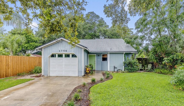 Beach Cottage Just a Short Walk to the Sand!