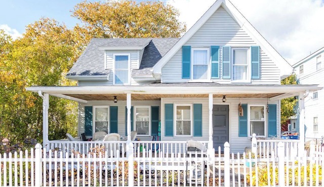 Beach Cottage 100 steps to the beach