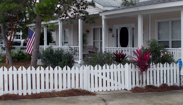 BEACH COTTAGE 3BR, NEW GOLF CART W/HOUSE, PORCH SWING, 30 STEPS TO POOL, PETS!
