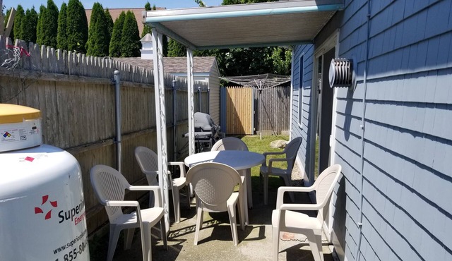 Beach Cottage at Sand Hill Cove.Walk to Beach (Narragansett, Point Judith)