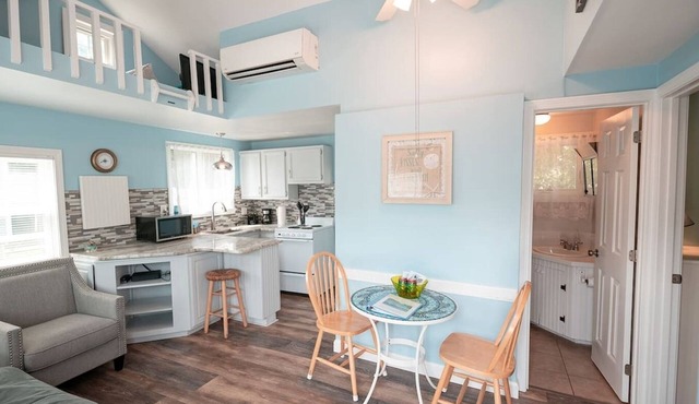 Beach cottage, cute and cozy! Steps from the beach!