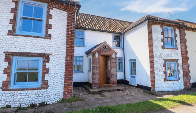 BEACH COTTAGE, family friendly, with open fire in Salthouse, Norfolk