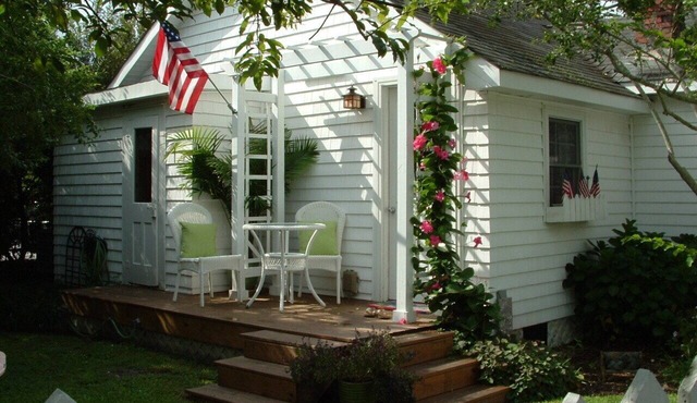Beach cottage in the heart old town Manteo 0BX. welcome