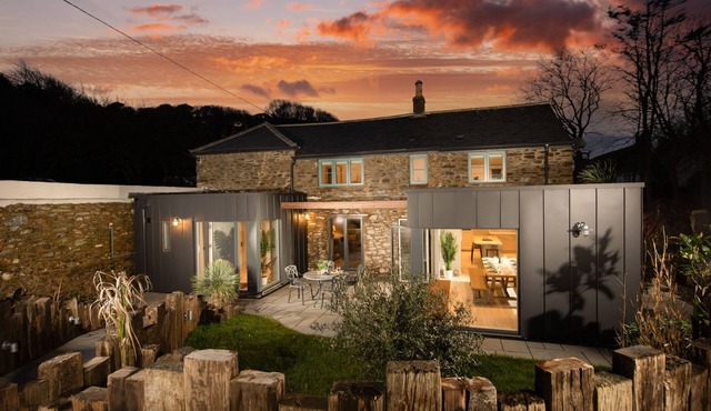 Beach Cottage is a traditional stone cottage, just 100 yards from the breath-taking Trevaunance Cove