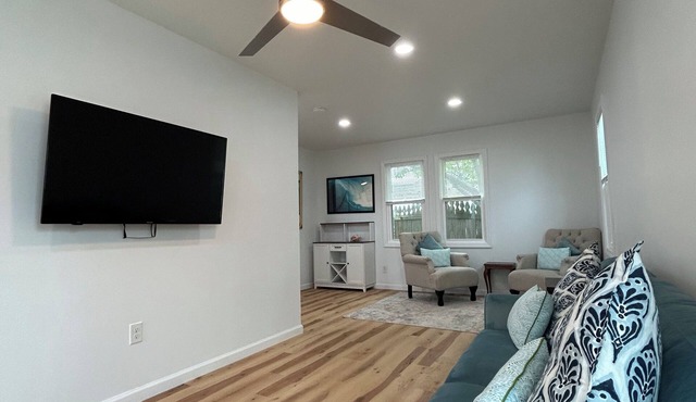 Beach Cottage Newly Renovated. Walking distance to the beach.