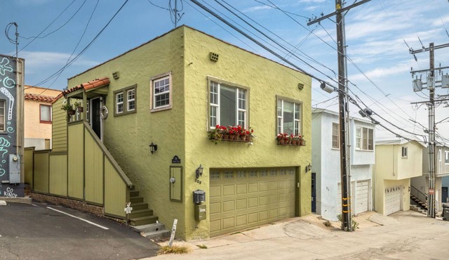 Beach Cottage, ocean view, walk to beach and downtown